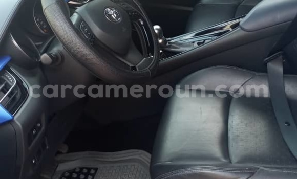 Sayi Na hannu Toyota C-HR Blue Mota in Douala a Ƙasar Kamaru Sayi Na hannu Toyota C-HR Blue Mota in Douala a Ƙasar Kamaru