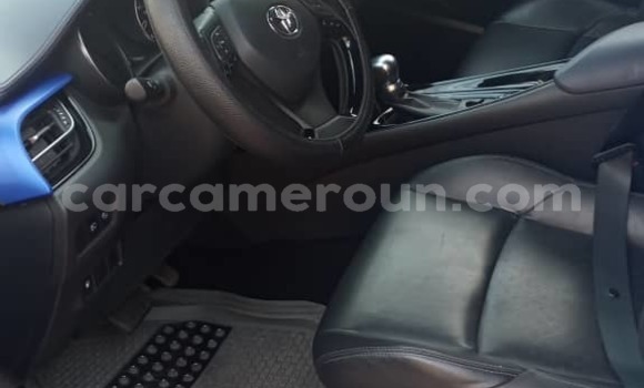 Sayi Na hannu Toyota C-HR Blue Mota in Douala a Ƙasar Kamaru Sayi Na hannu Toyota C-HR Blue Mota in Douala a Ƙasar Kamaru