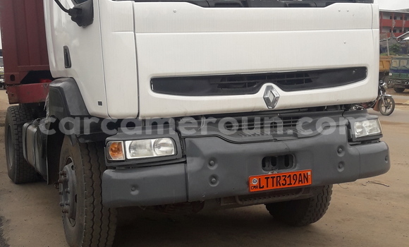 Sayi Na hannu Renault Kerax White Babbar mota in Douala a Ƙasar Kamaru