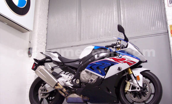 Sayi Na hannu BMW S 1000 Blue Motsi in Douala a Ƙasar Kamaru