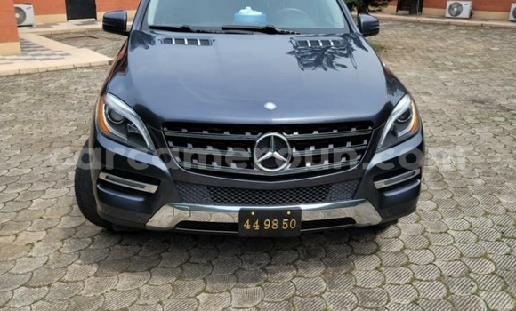 Sayi Imported Mercedes‒Benz ML–Class Azurfa Mota in Douala a Ƙasar Kamaru Sayi Imported Mercedes‒Benz ML–Class Azurfa Mota in Douala a Ƙasar Kamaru