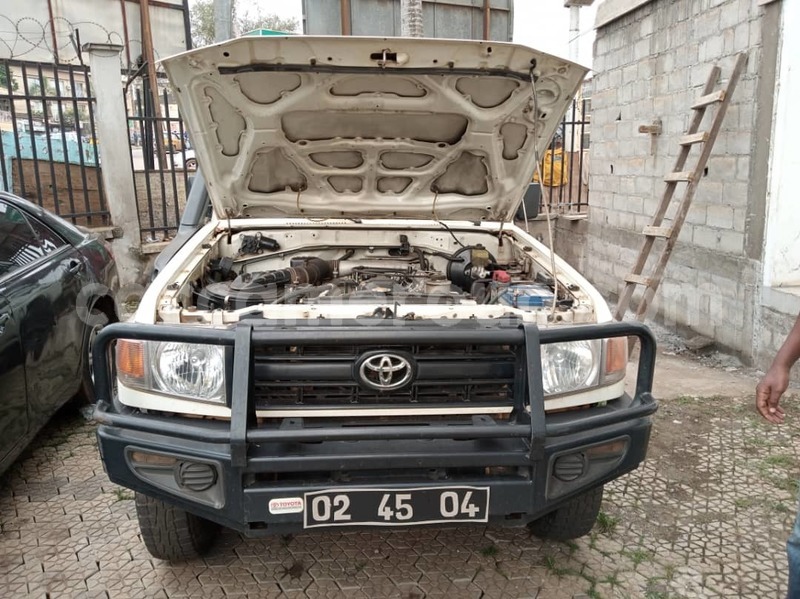 Buy used toyota land cruiser white car in yaounde in central cameroon