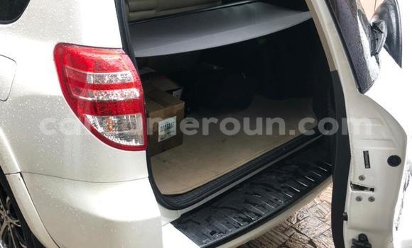 Sayi Sabo Toyota RAV4 White Mota in Douala a Ƙasar Kamaru Sayi Sabo Toyota RAV4 White Mota in Douala a Ƙasar Kamaru