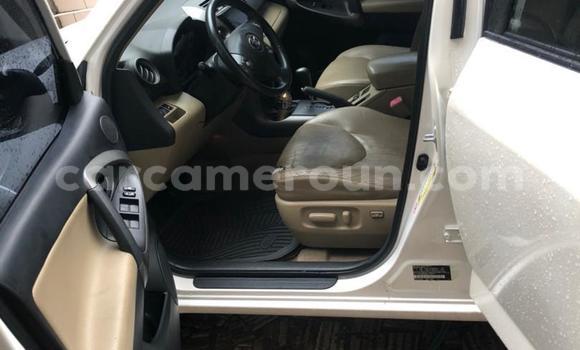 Sayi Sabo Toyota RAV4 White Mota in Douala a Ƙasar Kamaru Sayi Sabo Toyota RAV4 White Mota in Douala a Ƙasar Kamaru