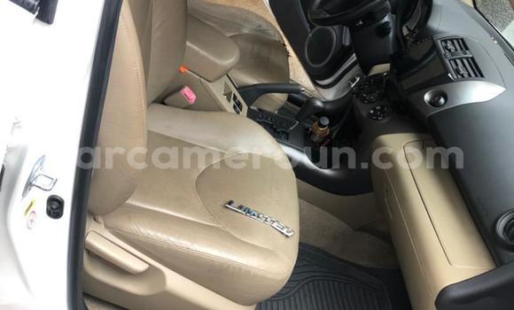 Sayi Sabo Toyota RAV4 White Mota in Douala a Ƙasar Kamaru Sayi Sabo Toyota RAV4 White Mota in Douala a Ƙasar Kamaru