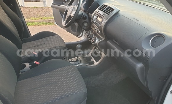 Sayi Sabo Toyota IST White Mota in Yaounde a Babban Kamaru Sayi Sabo Toyota IST White Mota in Yaounde a Babban Kamaru