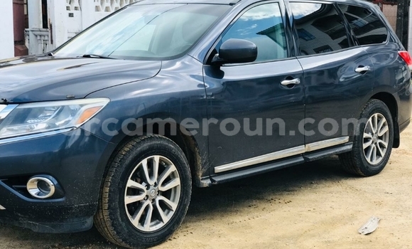 Sayi Na hannu Nissan Pathfinder Azurfa Mota in Douala a Ƙasar Kamaru Sayi Na hannu Nissan Pathfinder Azurfa Mota in Douala a Ƙasar Kamaru