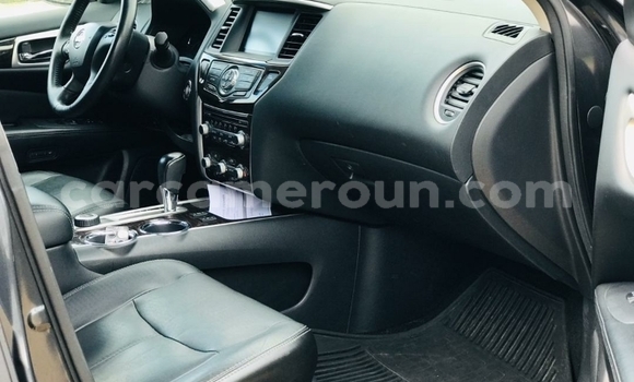 Sayi Na hannu Nissan Pathfinder Azurfa Mota in Douala a Ƙasar Kamaru Sayi Na hannu Nissan Pathfinder Azurfa Mota in Douala a Ƙasar Kamaru