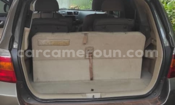 Sayi Na hannu Toyota Highlander Azurfa Mota in Yaounde a Babban Kamaru Sayi Na hannu Toyota Highlander Azurfa Mota in Yaounde a Babban Kamaru