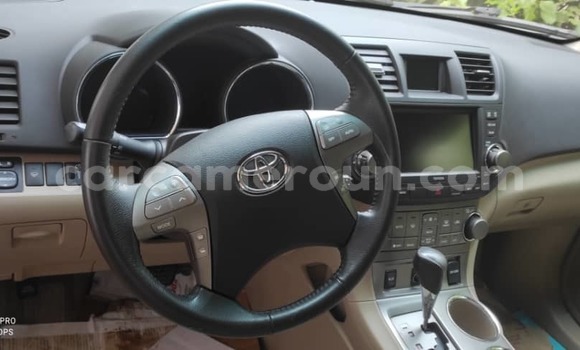 Sayi Na hannu Toyota Highlander Azurfa Mota in Yaounde a Babban Kamaru Sayi Na hannu Toyota Highlander Azurfa Mota in Yaounde a Babban Kamaru