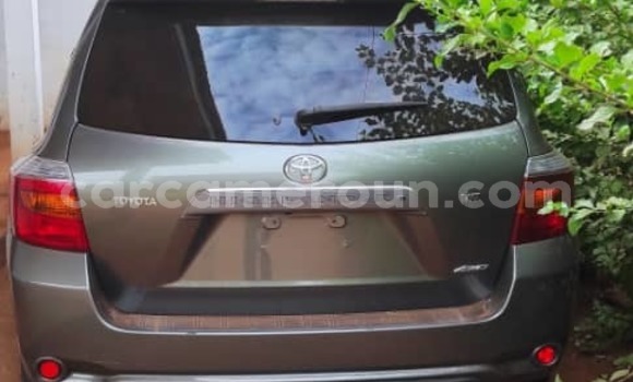 Sayi Na hannu Toyota Highlander Azurfa Mota in Yaounde a Babban Kamaru Sayi Na hannu Toyota Highlander Azurfa Mota in Yaounde a Babban Kamaru