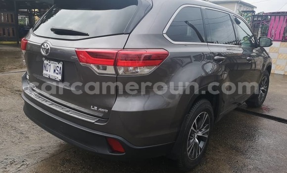 Sayi Imported Toyota Highlander Azurfa Mota in Douala a Ƙasar Kamaru Sayi Imported Toyota Highlander Azurfa Mota in Douala a Ƙasar Kamaru