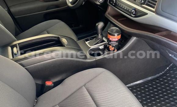 Sayi Imported Toyota Highlander Azurfa Mota in Douala a Ƙasar Kamaru Sayi Imported Toyota Highlander Azurfa Mota in Douala a Ƙasar Kamaru