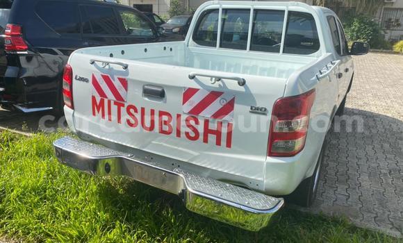 Sayi Na hannu Mitsubishi L200 White Mota in Douala a Ƙasar Kamaru Sayi Na hannu Mitsubishi L200 White Mota in Douala a Ƙasar Kamaru