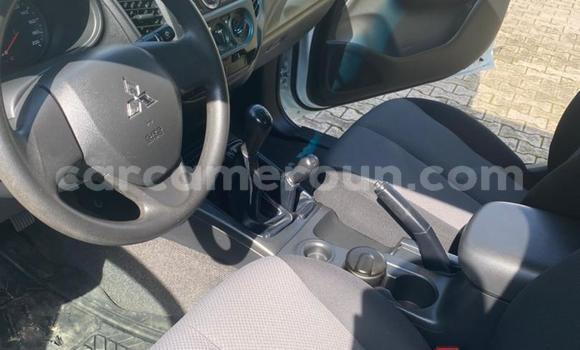 Sayi Na hannu Mitsubishi L200 White Mota in Douala a Ƙasar Kamaru Sayi Na hannu Mitsubishi L200 White Mota in Douala a Ƙasar Kamaru