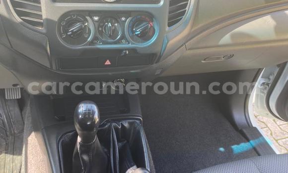 Sayi Na hannu Mitsubishi L200 White Mota in Douala a Ƙasar Kamaru Sayi Na hannu Mitsubishi L200 White Mota in Douala a Ƙasar Kamaru