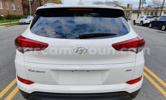 Acheter Occasion Voiture Hyundai Tucson Blanc à Bafia, Central Cameroon Acheter Occasion Voiture Hyundai Tucson Blanc à Bafia, Central Cameroon