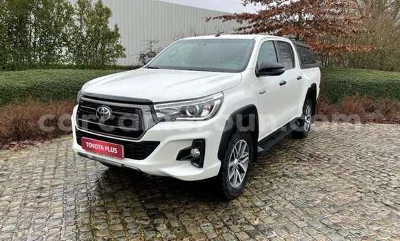 Sayi Na hannu Toyota Hilux White Mota in Douala a Ƙasar Kamaru Sayi Na hannu Toyota Hilux White Mota in Douala a Ƙasar Kamaru