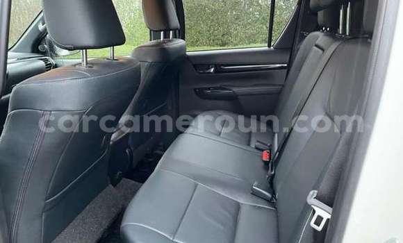 Sayi Na hannu Toyota Hilux White Mota in Douala a Ƙasar Kamaru Sayi Na hannu Toyota Hilux White Mota in Douala a Ƙasar Kamaru