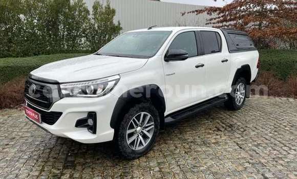 Sayi Na hannu Toyota Hilux White Mota in Douala a Ƙasar Kamaru Sayi Na hannu Toyota Hilux White Mota in Douala a Ƙasar Kamaru