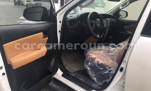 Sayi Imported Toyota Fortuner White Mota in Douala a Ƙasar Kamaru Sayi Imported Toyota Fortuner White Mota in Douala a Ƙasar Kamaru