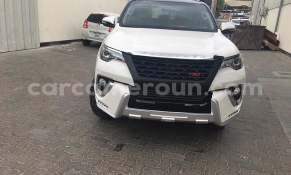 Sayi Imported Toyota Fortuner White Mota in Douala a Ƙasar Kamaru Sayi Imported Toyota Fortuner White Mota in Douala a Ƙasar Kamaru