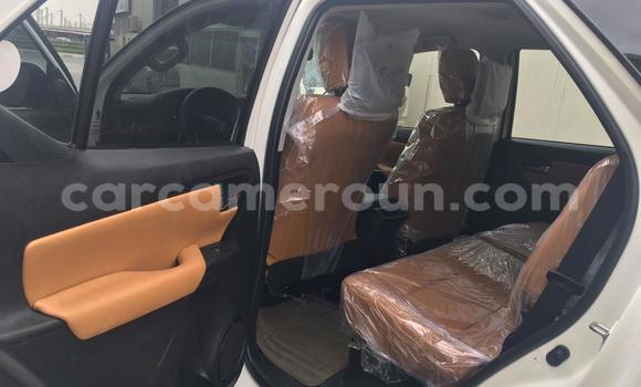 Sayi Imported Toyota Fortuner White Mota in Douala a Ƙasar Kamaru Sayi Imported Toyota Fortuner White Mota in Douala a Ƙasar Kamaru