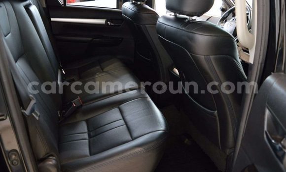 Sayi Imported Toyota Hilux Black Mota in Douala a Ƙasar Kamaru Sayi Imported Toyota Hilux Black Mota in Douala a Ƙasar Kamaru