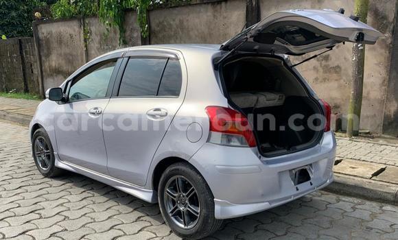 Sayi Na hannu Toyota Vitz Azurfa Mota in Douala a Ƙasar Kamaru Sayi Na hannu Toyota Vitz Azurfa Mota in Douala a Ƙasar Kamaru