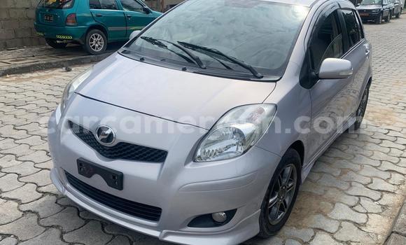 Sayi Na hannu Toyota Vitz Azurfa Mota in Douala a Ƙasar Kamaru Sayi Na hannu Toyota Vitz Azurfa Mota in Douala a Ƙasar Kamaru