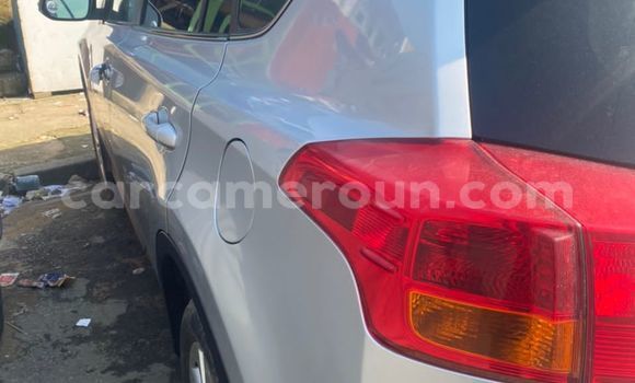 Sayi Imported Toyota RAV4 Azurfa Mota in Douala a Ƙasar Kamaru Sayi Imported Toyota RAV4 Azurfa Mota in Douala a Ƙasar Kamaru
