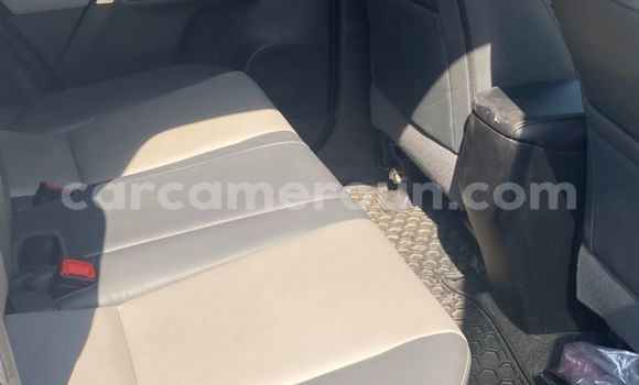 Sayi Imported Toyota RAV4 Azurfa Mota in Douala a Ƙasar Kamaru Sayi Imported Toyota RAV4 Azurfa Mota in Douala a Ƙasar Kamaru