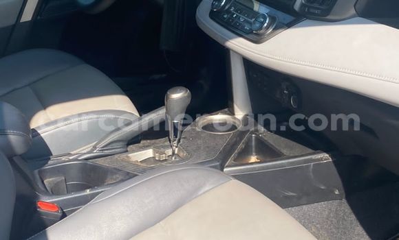 Sayi Imported Toyota RAV4 Azurfa Mota in Douala a Ƙasar Kamaru Sayi Imported Toyota RAV4 Azurfa Mota in Douala a Ƙasar Kamaru