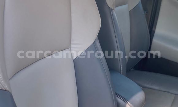 Sayi Imported Toyota RAV4 Azurfa Mota in Douala a Ƙasar Kamaru Sayi Imported Toyota RAV4 Azurfa Mota in Douala a Ƙasar Kamaru