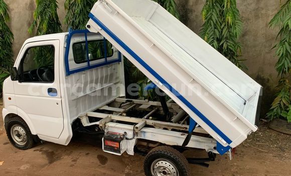 Sayi Na hannu Suzuki Carry White Babbar mota in Douala a Ƙasar Kamaru