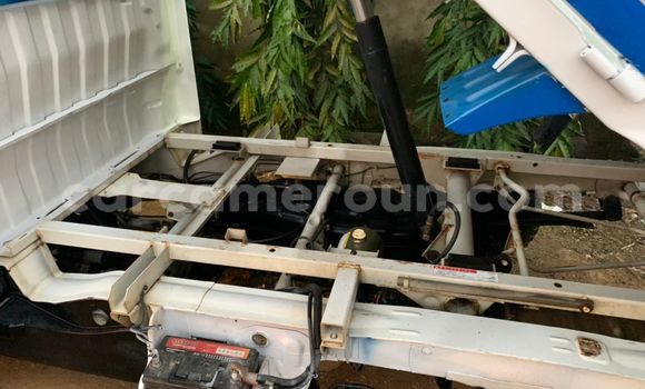 Sayi Na hannu Suzuki Carry White Babbar mota in Douala a Ƙasar Kamaru Sayi Na hannu Suzuki Carry White Babbar mota in Douala a Ƙasar Kamaru