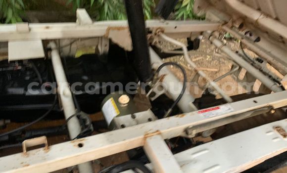 Sayi Na hannu Suzuki Carry White Babbar mota in Douala a Ƙasar Kamaru Sayi Na hannu Suzuki Carry White Babbar mota in Douala a Ƙasar Kamaru