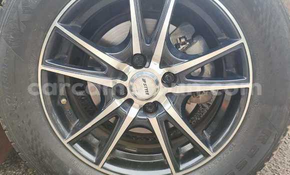 Sayi Sabo Toyota Yaris Azurfa Mota in Douala a Ƙasar Kamaru Sayi Sabo Toyota Yaris Azurfa Mota in Douala a Ƙasar Kamaru