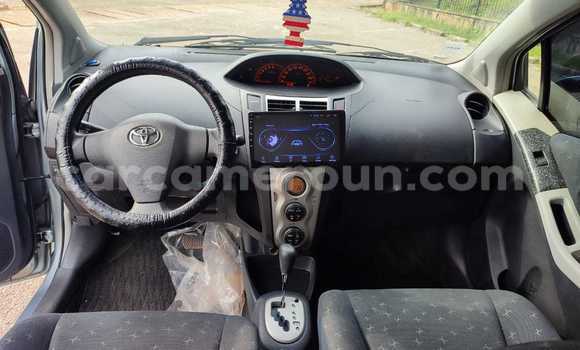 Sayi Sabo Toyota Yaris Azurfa Mota in Douala a Ƙasar Kamaru Sayi Sabo Toyota Yaris Azurfa Mota in Douala a Ƙasar Kamaru