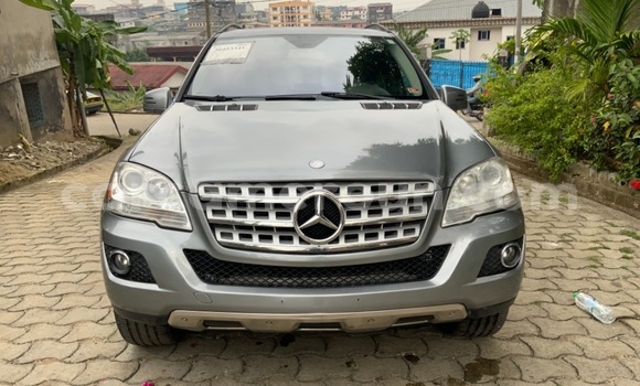 Sayi Na hannu Mercedes‒Benz ML–Class Azurfa Mota in Douala a Ƙasar Kamaru Sayi Na hannu Mercedes‒Benz ML–Class Azurfa Mota in Douala a Ƙasar Kamaru