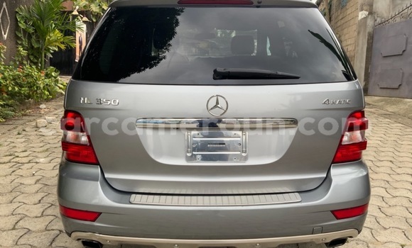 Sayi Na hannu Mercedes‒Benz ML–Class Azurfa Mota in Douala a Ƙasar Kamaru Sayi Na hannu Mercedes‒Benz ML–Class Azurfa Mota in Douala a Ƙasar Kamaru