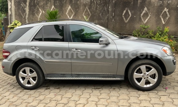 Sayi Na hannu Mercedes‒Benz ML–Class Azurfa Mota in Douala a Ƙasar Kamaru Sayi Na hannu Mercedes‒Benz ML–Class Azurfa Mota in Douala a Ƙasar Kamaru