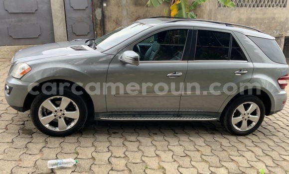 Sayi Na hannu Mercedes‒Benz ML–Class Azurfa Mota in Douala a Ƙasar Kamaru Sayi Na hannu Mercedes‒Benz ML–Class Azurfa Mota in Douala a Ƙasar Kamaru