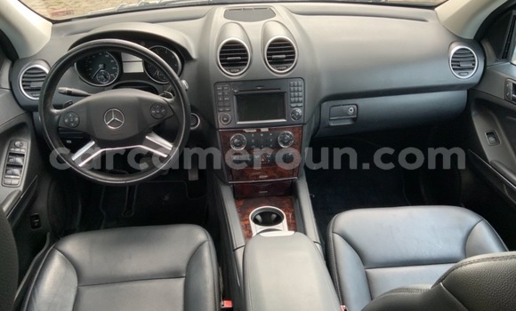 Sayi Na hannu Mercedes‒Benz ML–Class Azurfa Mota in Douala a Ƙasar Kamaru Sayi Na hannu Mercedes‒Benz ML–Class Azurfa Mota in Douala a Ƙasar Kamaru