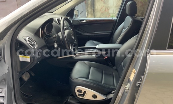 Sayi Na hannu Mercedes‒Benz ML–Class Azurfa Mota in Douala a Ƙasar Kamaru Sayi Na hannu Mercedes‒Benz ML–Class Azurfa Mota in Douala a Ƙasar Kamaru