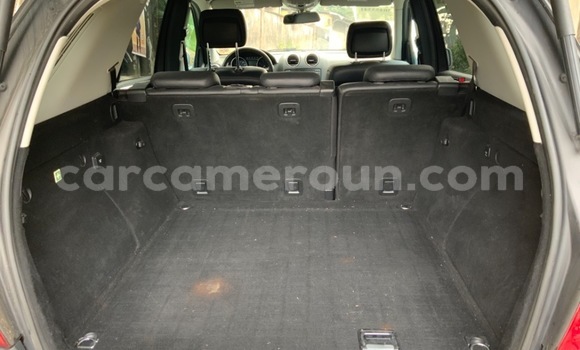 Sayi Na hannu Mercedes‒Benz ML–Class Azurfa Mota in Douala a Ƙasar Kamaru Sayi Na hannu Mercedes‒Benz ML–Class Azurfa Mota in Douala a Ƙasar Kamaru