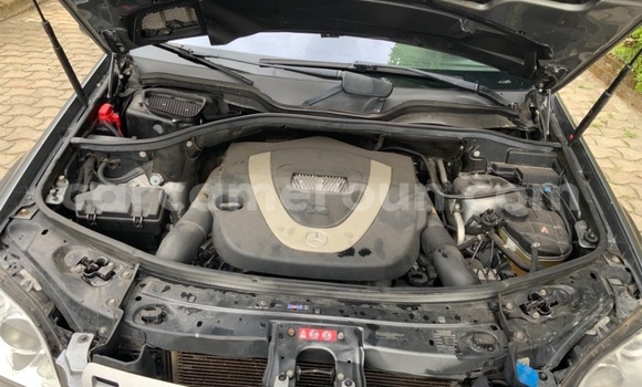 Sayi Na hannu Mercedes‒Benz ML–Class Azurfa Mota in Douala a Ƙasar Kamaru Sayi Na hannu Mercedes‒Benz ML–Class Azurfa Mota in Douala a Ƙasar Kamaru