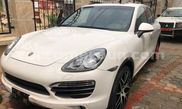 Sayi Sabo Porsche Cayenne White Mota in Douala a Ƙasar Kamaru