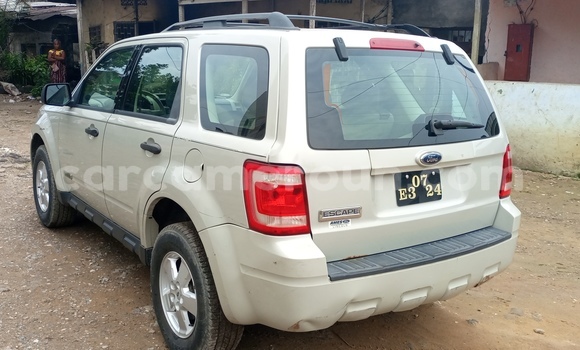 Sayi Na hannu Ford Escape White Mota in Douala a Ƙasar Kamaru Sayi Na hannu Ford Escape White Mota in Douala a Ƙasar Kamaru