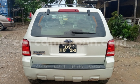 Sayi Na hannu Ford Escape White Mota in Douala a Ƙasar Kamaru Sayi Na hannu Ford Escape White Mota in Douala a Ƙasar Kamaru